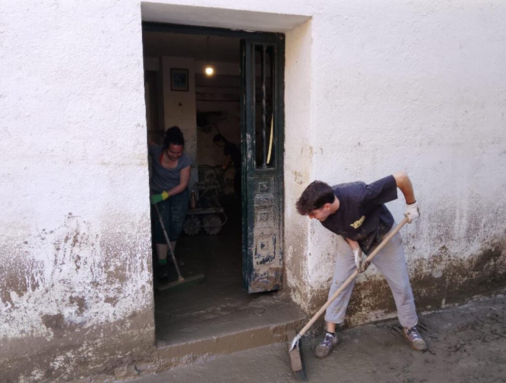 Miembros del Poseidón acuden a ayudar a Dúdar tras las inundaciones